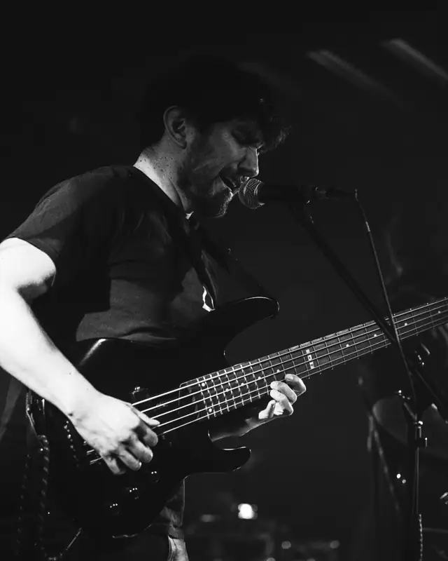 Pato tocando bajo en blanco y negro
