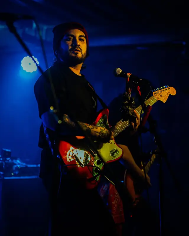 Dr Verdugo cantando y tocando guitarra en vivo